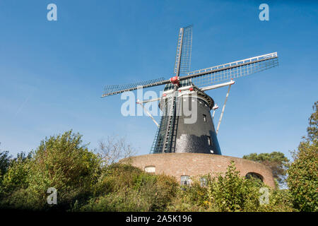 Moulin à vent hollandais, moulin monumental "Op de Vrouweheide' construit 1858 près de Voerendaal, Ubachsberg, Limbourg, au sud des Pays-Bas. Banque D'Images