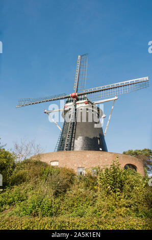 Moulin à vent hollandais, moulin monumental "Op de Vrouweheide' construit 1858 près de Voerendaal, Ubachsberg, Limbourg, au sud des Pays-Bas. Banque D'Images