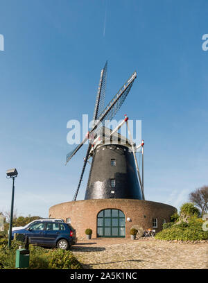 Moulin à vent hollandais, moulin monumental "Op de Vrouweheide' construit 1858 près de Voerendaal, Ubachsberg, Limbourg, au sud des Pays-Bas. Banque D'Images