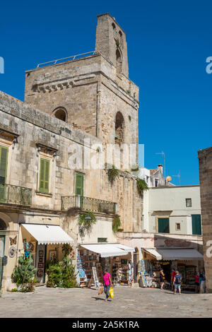 Boutiques de souvenirs sur la Via basilique avec clocher de cathédrale d'Otrante en fond - Otranto, Pouilles (Puglia) dans le sud de l'Italie Banque D'Images