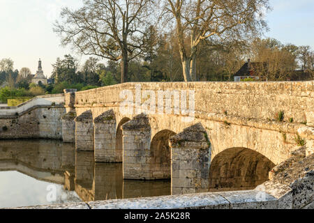 France, Loir et Cher, vallée de la Loire classée au Patrimoine Mondial de l'UNESCO, Chambord, le château royal, le pont sur la rivière Cosson et la chapelle au lever du soleil // F Banque D'Images