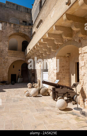 Cour du château aragonais dans la vieille ville de Otranto, Pouilles (Puglia) dans le sud de l'Italie Banque D'Images