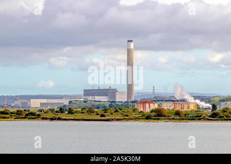 Raffinerie de Fawley Hampshire, vue en quittant le port de Southampton, Angleterre, Royaume-Uni. Banque D'Images