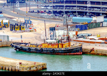 Défi remorqueur amarré à Southampton docks commerciaux. Le Hampshire, au Royaume-Uni. Banque D'Images