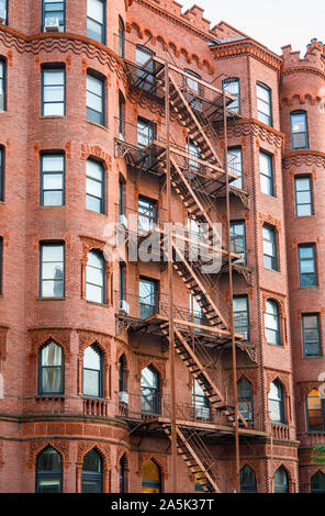 Un escalier de secours métallique externe typique des échelles sur un bâtiment en briques rouges dans le quartier Back Bay de Boston, Massachusetts, New England, USA Banque D'Images