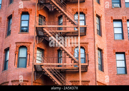 Un escalier de secours métallique externe typique des échelles sur un bâtiment en briques rouges dans le quartier Back Bay de Boston, Massachusetts, New England, USA Banque D'Images