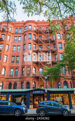 Un escalier de secours métallique externe typique des échelles sur un bâtiment en briques rouges dans le quartier Back Bay de Boston, Massachusetts, New England, USA Banque D'Images