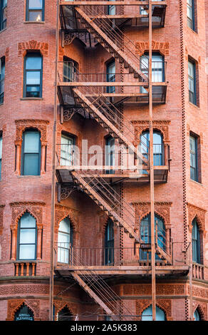 Un escalier de secours métallique externe typique des échelles sur un bâtiment en briques rouges dans le quartier Back Bay de Boston, Massachusetts, New England, USA Banque D'Images