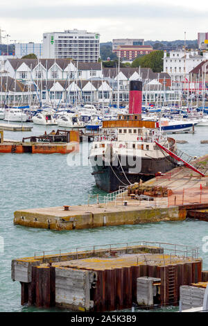 Calshot remorqueur amarré dans le port de Southampton. Le Hampshire, au Royaume-Uni. Banque D'Images