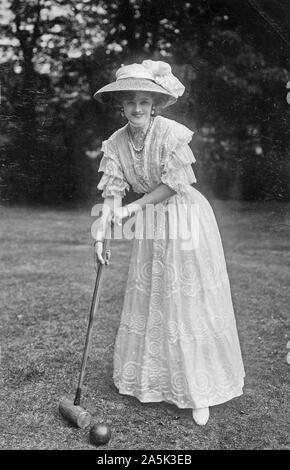 Mme Gertie Millar playing croquet ca. Crédit : Bibliothèque de l'Université 1910-1919 Banque D'Images