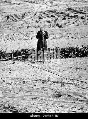 La guerre photographique - La nouvelle "arme" du régime communiste dans l'Est de Berlin est l'appareil photo. Après des semaines de laisser tomber ses photographies prises depuis le secteur ouest, les communistes au début d'octobre ont commencé à tirer des photos eux-mêmes à travers la ligne. Toujours en vue, les photographes vu essayer d'intimider les Berlinois de l'Ouest en laissant entendre que les photos seront mis sur fichier pour être utilisées plus tard pour l'identification. La sinistre photographier a eu aucun effet apparent sur West berlinois, cependant, qui continuent à recueillir par la clôture de vague à vos amis ou de huer la 'police populaire' guards Banque D'Images