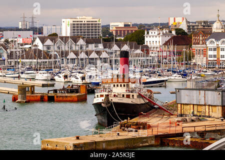 Calshot remorqueur amarré dans le port de Southampton. Le Hampshire, au Royaume-Uni. Banque D'Images