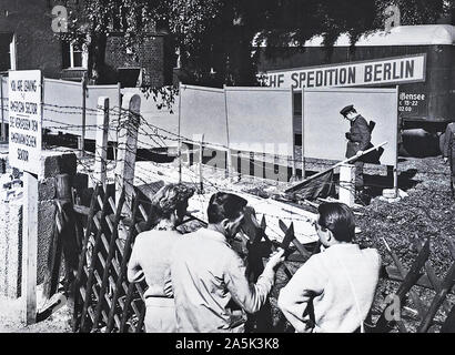 Octobre 1961 - Gardes allemands de l'est mis en place de grands panneaux pour masquer leurs actions depuis les yeux et caméras de West Berlinois et les journalistes du monde libre Banque D'Images