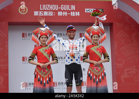 (191021) -- GUILIN, 21 oct., 2019 (Xinhua) -- Tomasz Marczynski (C) de l'équipe de Lotto-Soudal célèbre au cours de la cérémonie après l'étape 5 à l'UCI World Tour 2019/tour de Guangxi à Guilin, Chine du Sud, région autonome Zhuang du Guangxi, le 21 octobre 2019. (Xinhua/Lei Jiaxing) Banque D'Images