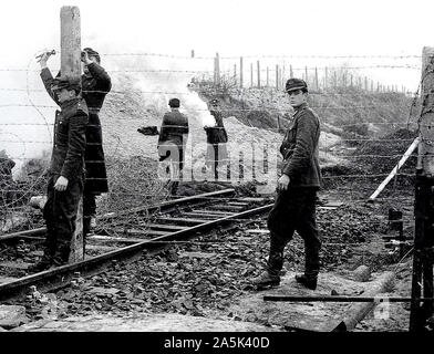 12/3/1961 - Volkspolizei Fermeture des voies ferrées après 25 personnes s'est échappé deux jours plus tôt Banque D'Images