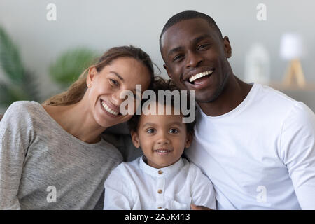 Portrait de famille multiraciale avec peu heureux fils biracial Banque D'Images