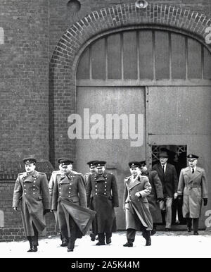 4/1/1962 - Le Lieutenant-colonel commandant soviétique Senior Solowjew (deuxième à gauche) est arrivé à la prison de Spandau criminel de guerre le 1 avril 1962. En ce jour, les Américains sont le soulagement de leur devoir de gardiens soviétique à la prison. Lieutenant-colonel Solojew est entré dans la prison sur le secteur britannique depuis qu'il a été rejetée par les Américains à l'ouest de Berlin sur leur frontière. Banque D'Images