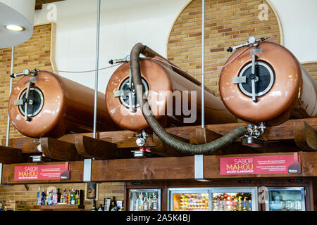 Cuves à bière in cafe Banque D'Images