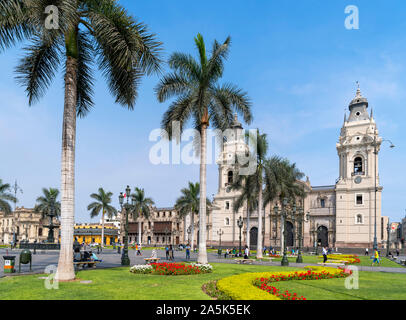 Plaza de Armas (Plaza Mayor) dans le centre historique (Centro historico), regard vers la cathédrale, Lima, Pérou, Amérique du Sud Banque D'Images