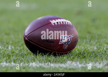 Green Bay, WI, USA. 20 Oct, 2019. Un football Wilson affichant le logo de l'année 100 se trouve sur le terrain au cours de la NFL football match entre les Oakland Raiders et les Packers de Green Bay à Lambeau Field de Green Bay, WI. John Fisher/CSM/Alamy Live News Banque D'Images