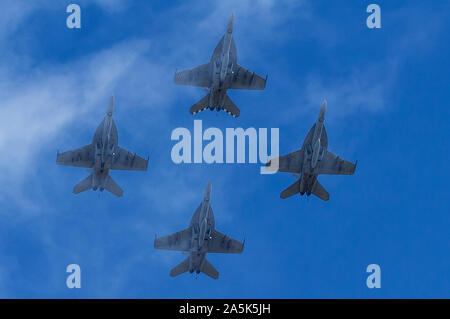Green Bay, WI, USA. 20 Oct, 2019. Survoler avant la NFL football match entre l'Oakland Raiders et les Packers de Green Bay à Lambeau Field de Green Bay, WI. John Fisher/CSM/Alamy Live News Banque D'Images
