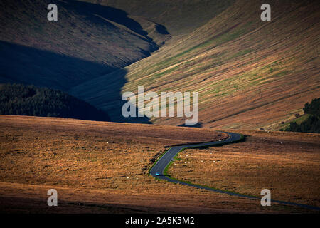 Route de montagne avec lumière du soir dans le parc national de Brecon Beacons, Pays de Galles, Royaume-Uni Banque D'Images