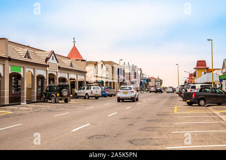 Centre-ville centre-ville de Swakopmund avec trafic routier allemand et bâtiments coloniaux, la Namibie Banque D'Images