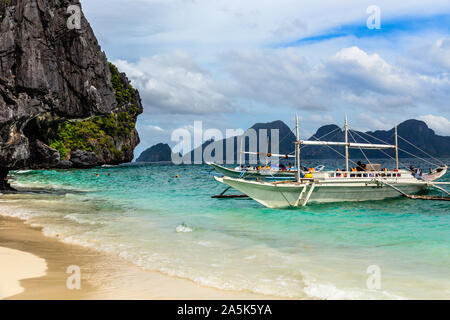 Paysage de l'île tropicale avec bangca phillipinians traditionnels bateaux ancrés au port, Palawan, Philippines Banque D'Images