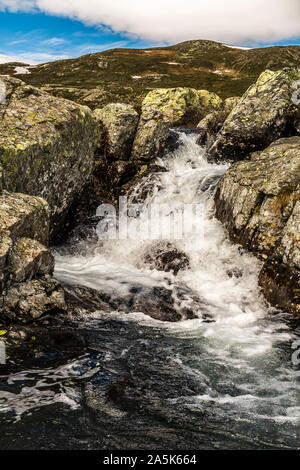 Vavatn Lake et une petite cascade en Buskerud, Hemsedal, Norvège Banque D'Images