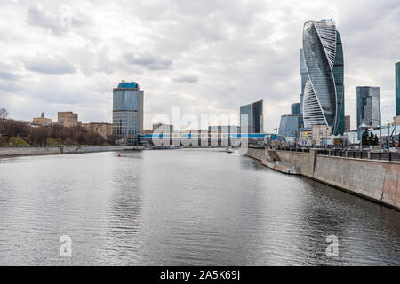 Gratte-ciel moderne sur la rive de la rivière Moskva, dans le centre-ville de Moscou, Russie. Banque D'Images