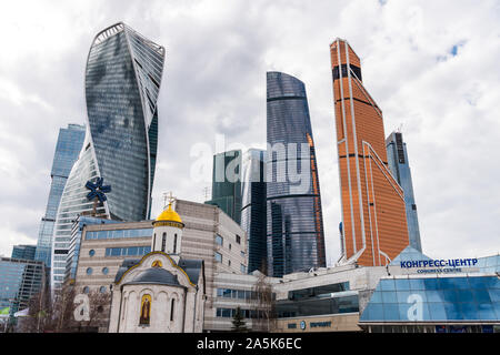 Gratte-ciel moderne sur la rive de la rivière Moskva, dans le centre-ville de Moscou, Russie. Banque D'Images