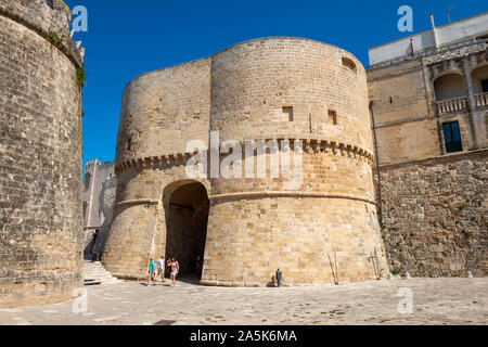 Entrée de la vieille ville à Alfonsina Gate dans Otranto, Pouilles (Puglia) dans le sud de l'Italie Banque D'Images