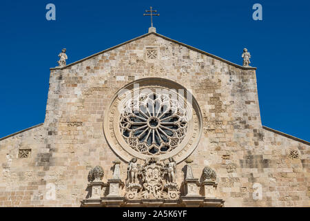 Façade de Cattedrale di Santa Maria Annunziata (Cathédrale de Sainte Marie de l'annonce) dans Otranto, Pouilles (Puglia) dans le sud de l'Italie Banque D'Images