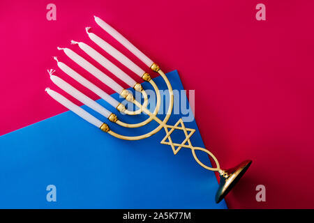 Hanukkah menorah juive sur fond bleu et rose Banque D'Images