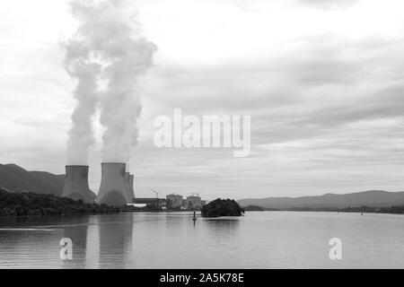 Centrale nucléaire de Cruas sur le Rhône, France. Banque D'Images