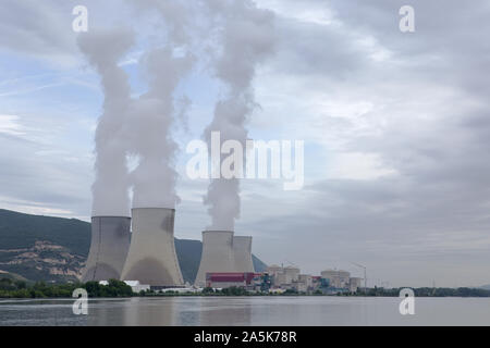 Centrale nucléaire de Cruas sur le Rhône, France. Banque D'Images