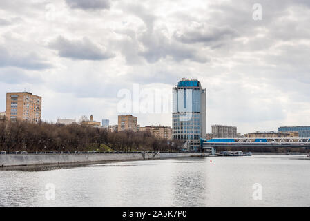 Gratte-ciel moderne sur la rive de la rivière Moskva, dans le centre-ville de Moscou, Russie. Banque D'Images