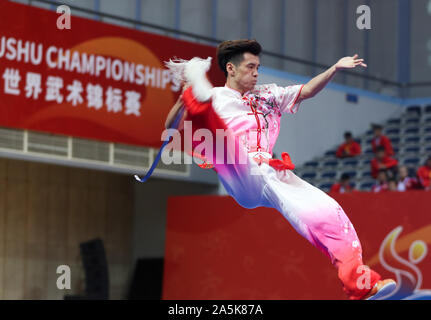 Shanghai, Chine. 21 Oct, 2019. Li Qizhen d la concurrence de la Chine au cours de la Men's Jianshu au 15e Championnats du Monde de Wushu à Shanghai, la Chine orientale, le 21 octobre 2019. (Xinhua/Ding Ting) Credit : Ding Ting/Xinhua/Alamy Live News Banque D'Images