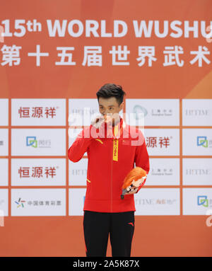 Shanghai, Chine. 21 Oct, 2019. Li Qizhen baisers de Chine la médaille lors de la cérémonie de la Men's Jianshu au 15e Championnats du Monde de Wushu à Shanghai, la Chine orientale, le 21 octobre 2019. (Xinhua/Ding Ting) Credit : Ding Ting/Xinhua/Alamy Live News Banque D'Images