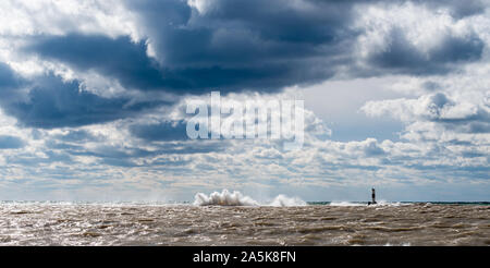 Les grandes vagues du lac Michigan livre l'Afrique du brise-lames à Frankfort, au Michigan. Banque D'Images