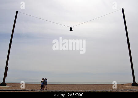 L'oeuvre d'un K Dolven, 'faux', 2011 La cloche tenue en altitude sur un fil au-dessus de la plage est un 16e siècle Église de Scraptoft bell ténor dans le Leicestershire, qui a été retirée de l'église parce qu'il était en désaccord avec les autres cloches de la peler. Son site sur la plage de Folkestone visait à faire correspondre avec la tour de St Mary et St Eanswythe (Folkestone) Église Paroissiale qui date du 7ème siècle. Il a également "peaks" à St Peters Church, clairement visible sur l'East Cliff. Banque D'Images