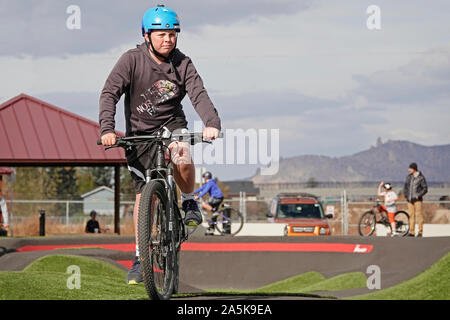 Les jeunes vététistes naviguer leurs véhicules sur une piste à la location et d'un planchodrome à Redmond, Oregon Banque D'Images