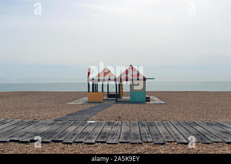 L'oeuvre de Sol Calero, 'Casa Anacaona', 2017 L'œuvre est conçue comme un lieu d'interagir avec des étrangers et pour les activités informelles par la mer - une sorte d'extension de plage à l'espace semi-public du port du bras. La conception et la menuiserie ont été le fruit d'une collaboration entre l'artiste et de Folkestone's jeunes et 'créatifs'. Les meubles peints de couleurs vives et des panneaux décoratifs ont été inspirés par un stéréotype : le coloré et décontracté 'culture de l'Amérique latine" (l'artiste est du Venezuela). Casa Anacaona était une co-production avec l'Art du Monde Womad Banque D'Images