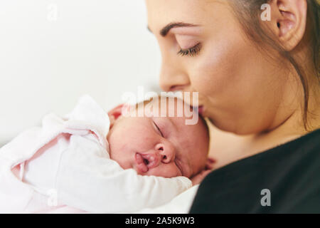 Mère embrassant la tête de bébé