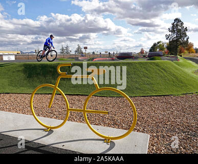 Les jeunes vététistes naviguer leurs véhicules sur une piste à la location et d'un planchodrome à Redmond, Oregon Banque D'Images