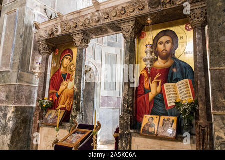 Distomo, en Grèce. Hosios Loukas, un monastère historique fortifiée, un des monuments les plus importants de l'architecture et l'art byzantin au milieu Banque D'Images