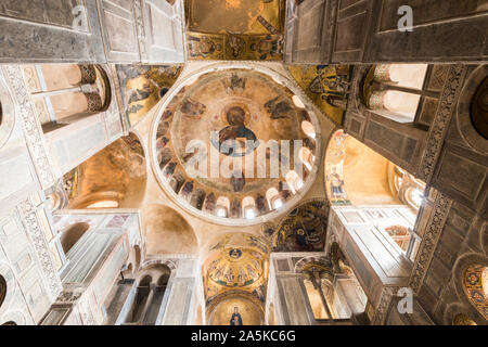 Distomo, en Grèce. Hosios Loukas, un monastère historique fortifiée, un des monuments les plus importants de l'architecture et l'art byzantin au milieu Banque D'Images