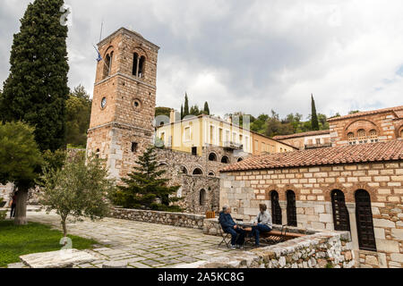 Distomo, en Grèce. Hosios Loukas, un monastère historique fortifiée, un des monuments les plus importants de l'architecture et l'art byzantin au milieu Banque D'Images