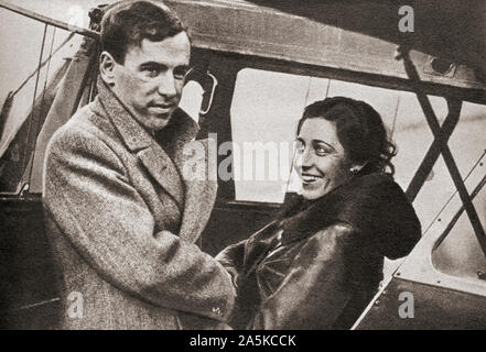 Amy Johnson dit adieu à son mari, Jim Mollison, avant de décoller sur sa tentative d'établir un nouveau record au Cap en 1932. Amy Johnson, 1903 - 1941. Anglais pionnier aviateur qui a été la première femme pilote à voler seul de la Grande-Bretagne à l'Australie. À partir de la cérémonie du siècle, publié en 1934. Banque D'Images