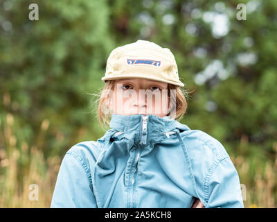 Portrait of teenage boy with wind breaker et hat outdoors Banque D'Images